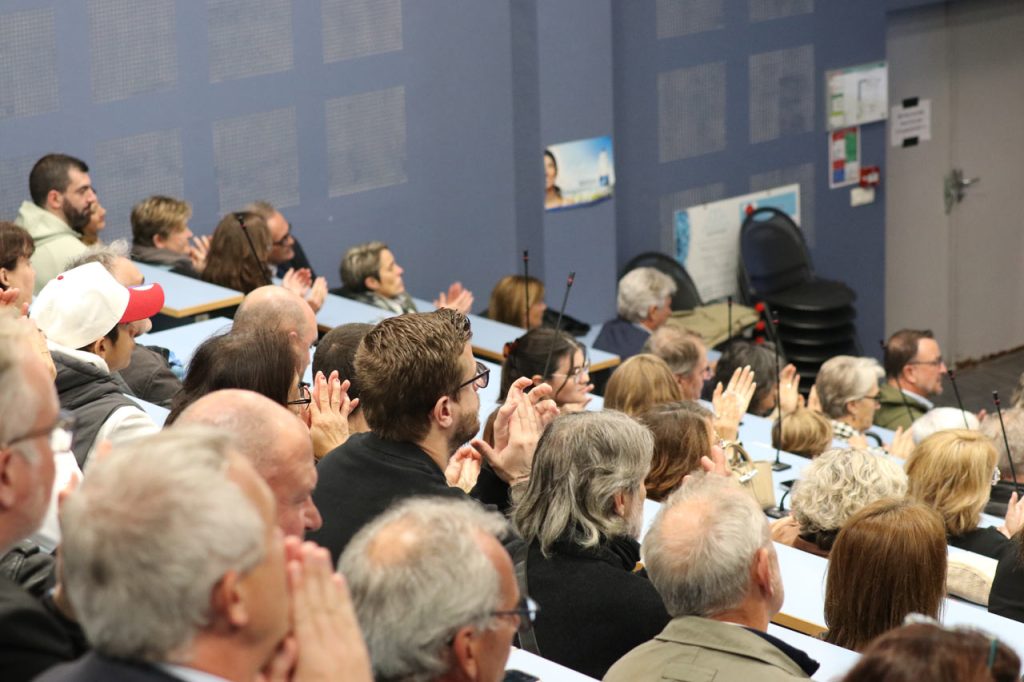 Public qui applaudissent les discours de l'inauguration de l'espace hydrothermal Jean-Louis Bérot de l'institut du thermalisme de Dax